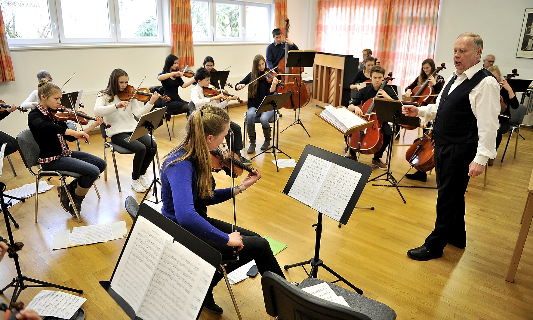 27.02.16; Musikschule Garmisch-Partenkirchen; Probe des Jugend-Streichorchesters, Leitung Helmut Kröll;